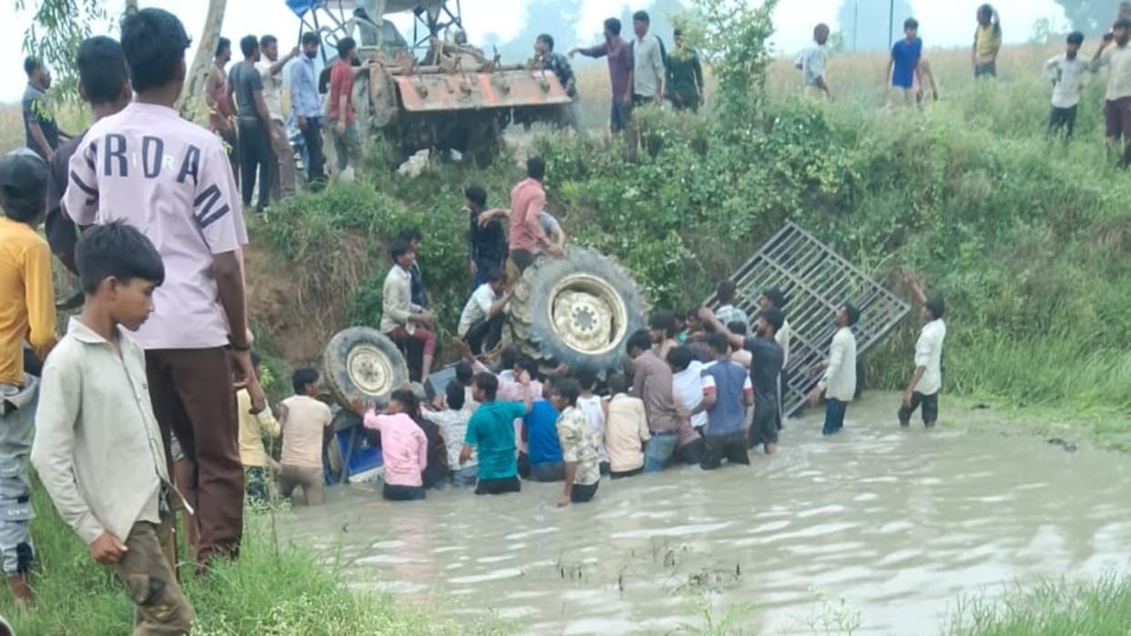 Tractor-trolley overturns into a ditch 10 laborers injured in Budaun