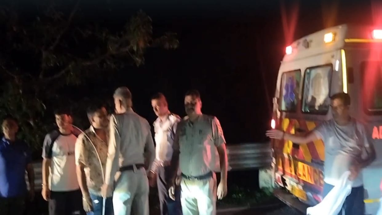 Una: Two youths fell into a gorge after their bike skidded near Thanikpura; fire personnel rescued them safely