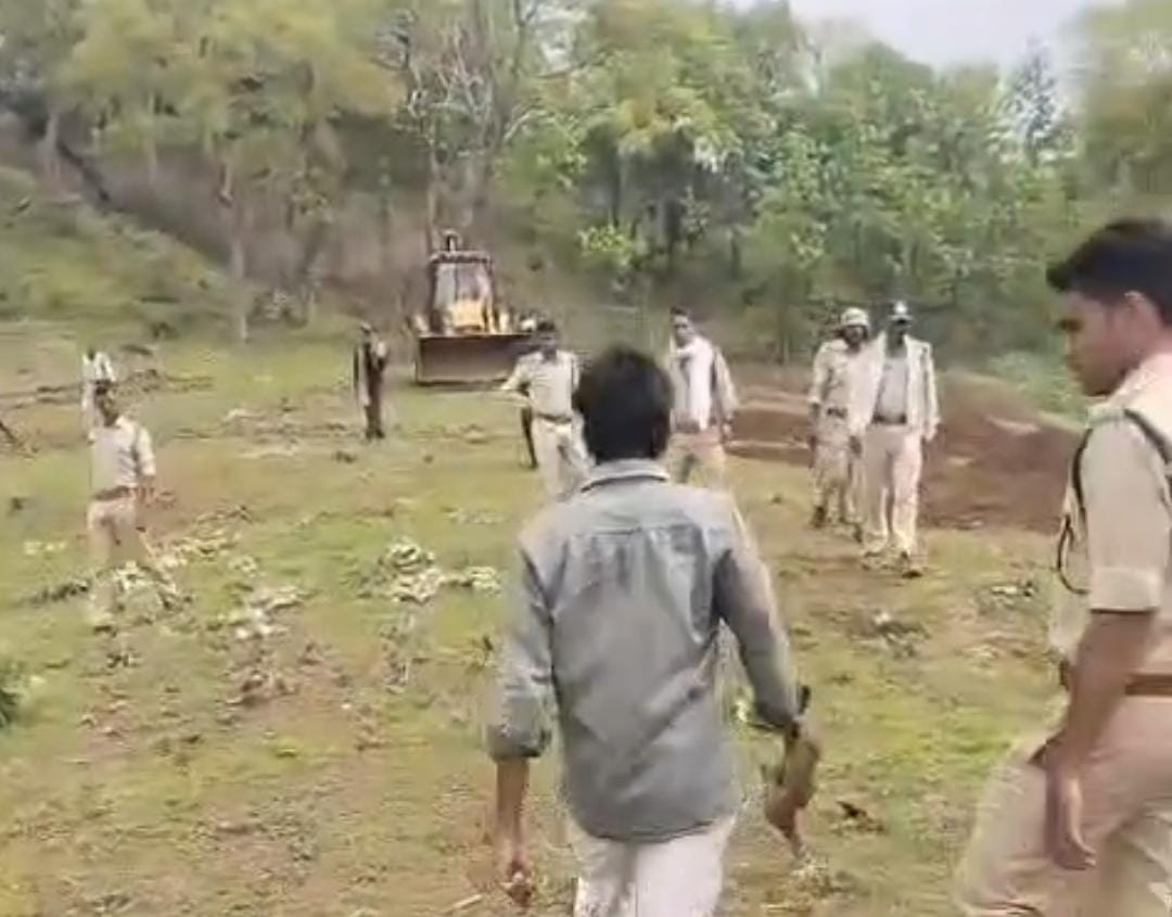 वनभूमि पर कब्जा किए हुए लोगों ने वन अमले पर हमला कर दिया।