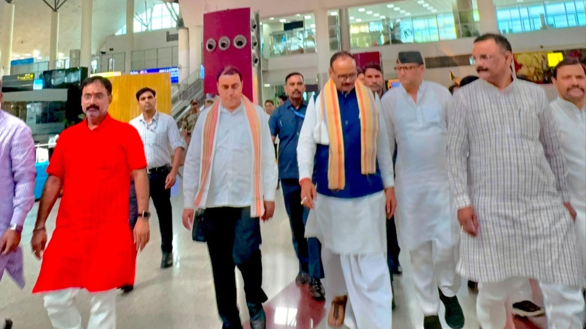 Deputy CM Brajesh Pathak Folded hands before woman and had patient bedsheet changed at hospital in Varanasi
