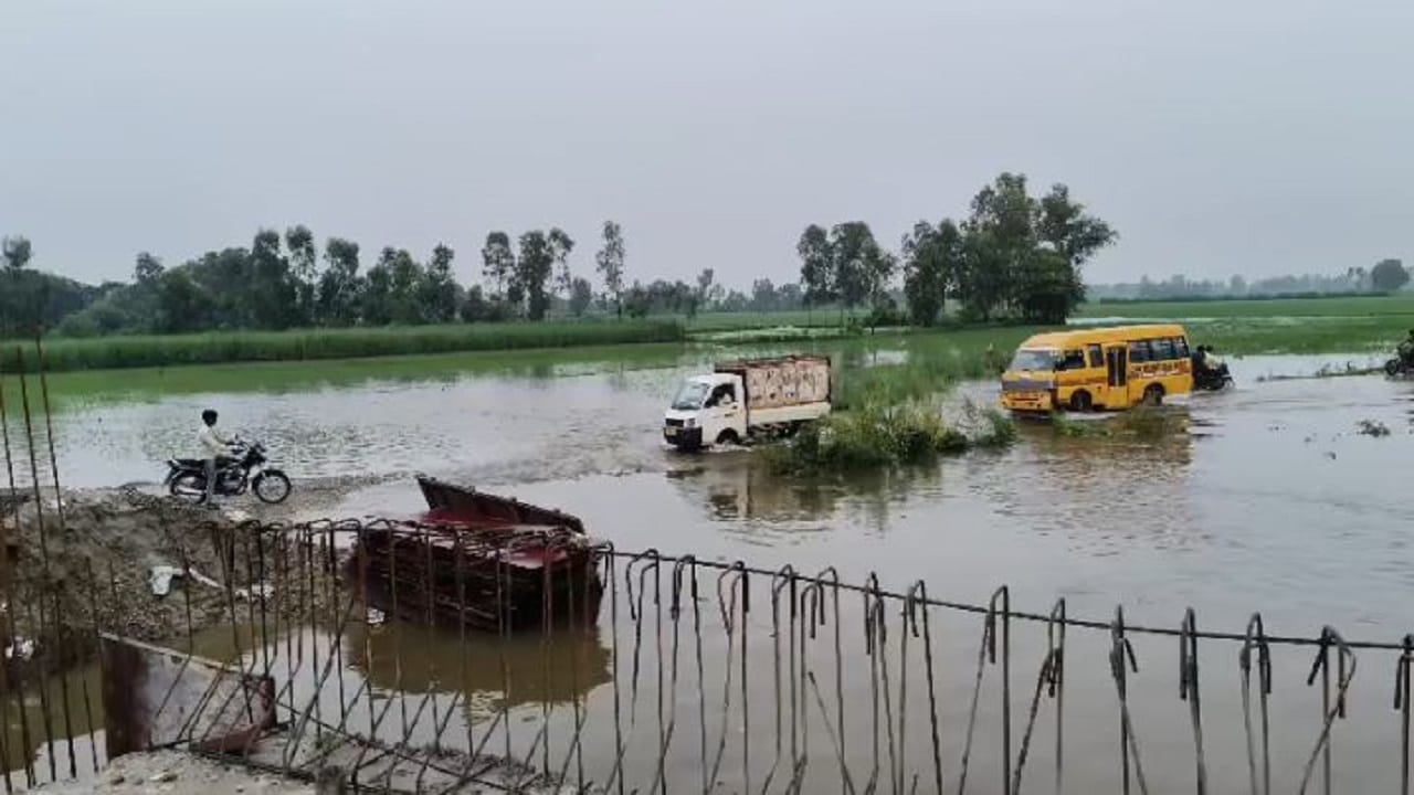 पानी में डूबे मार्ग से गुजरे कई वाहन