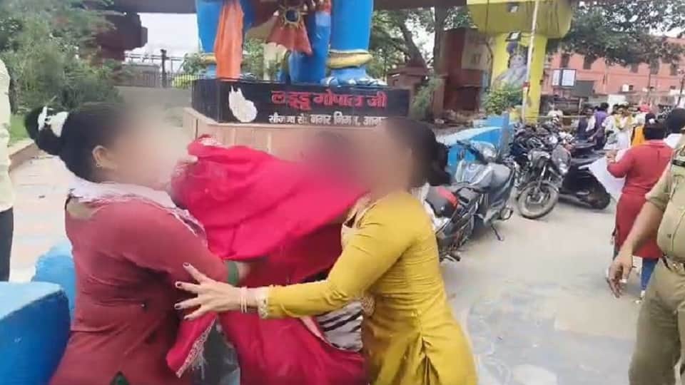 Two women fight in middle of road in Agra over husband