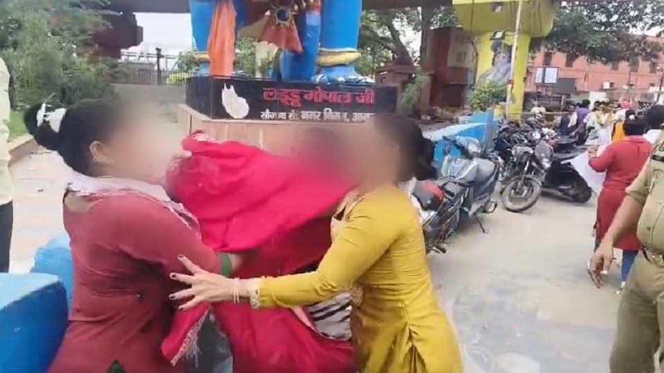 Two women fight in middle of road in Agra over husband