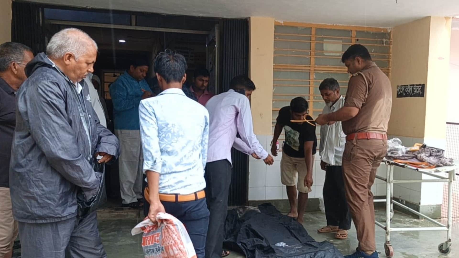 बिजली गिरने से युवक की मौत के बाद पहुंची पुलिस।