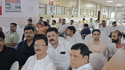 Transport workers sound bugle against auto-approval system in up will move court if grievances go unheard