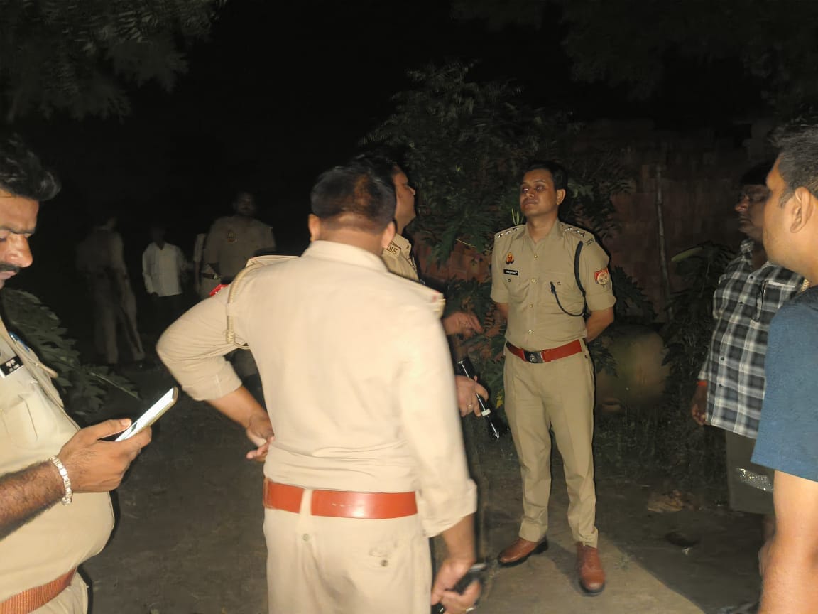 घटनास्थल पर मौजूद पुलिसकर्मी।