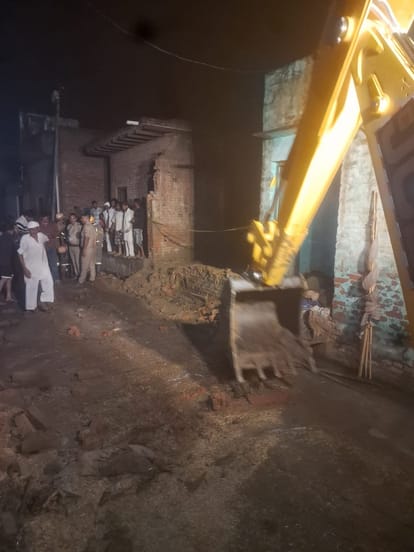 House collapses in rain, father and four children killed, family was eating at the time of the accident