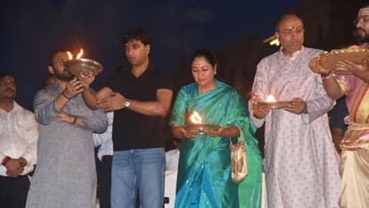 Delhi Chief Minister Rekha Gupta arrived in Kashi welcomed by BJP leaders airport visit Vindhyachal temple