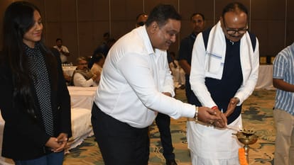 Deputy Chief Minister Brajesh Pathak attended the 'Abhar Samarpan' event organized by Amar Ujala in Gorakhpur.