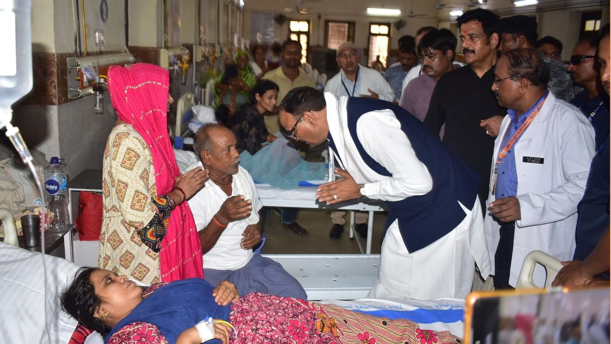 Deputy Chief Minister and Health Minister Brajesh Pathak inspected the Gorakhpur District Hospital.