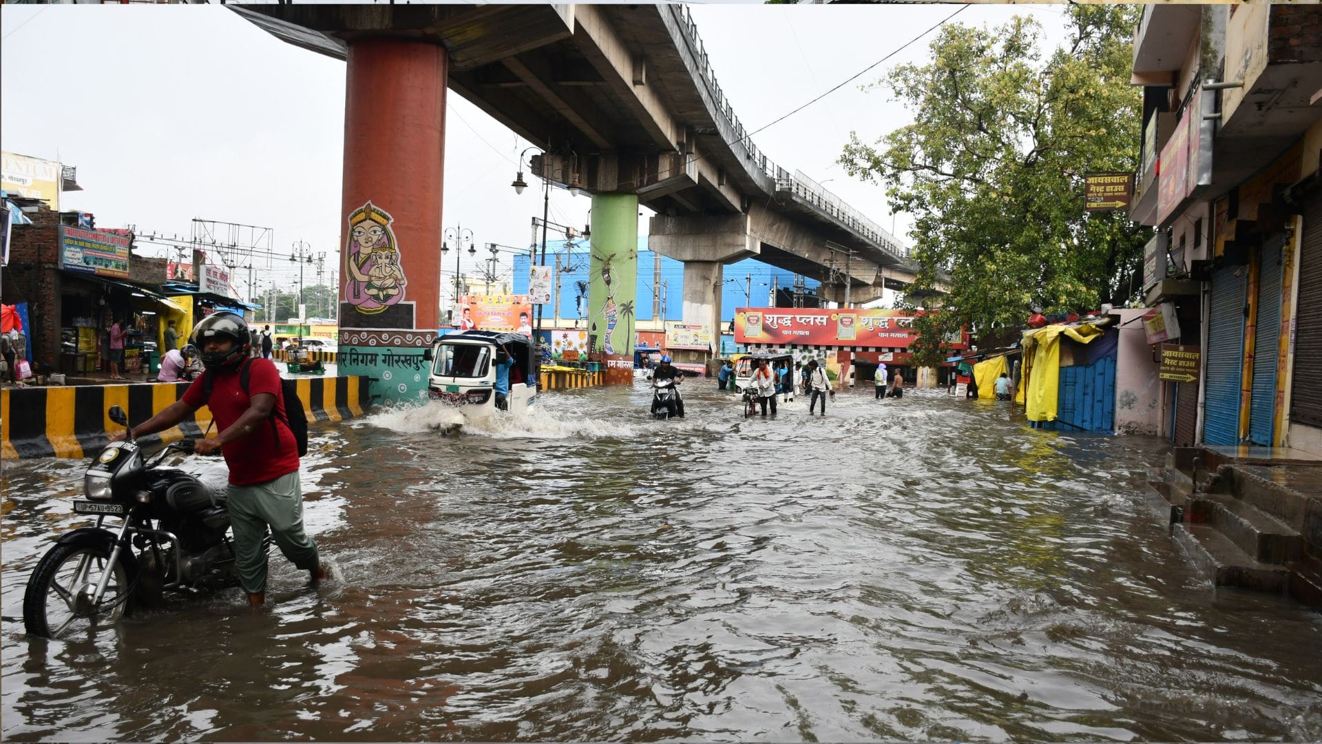 City submerged in Gorakhpur after heavy rain; waterlogging adds to the woes.