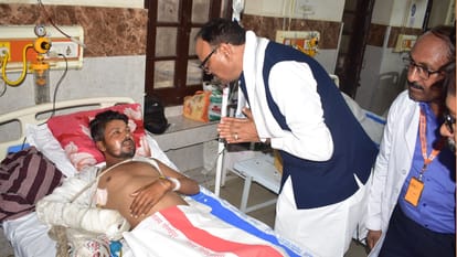 Deputy Chief Minister and Health Minister Brajesh Pathak inspected the Gorakhpur District Hospital.