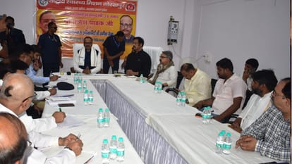 Deputy Chief Minister and Health Minister Brajesh Pathak inspected the Gorakhpur District Hospital.