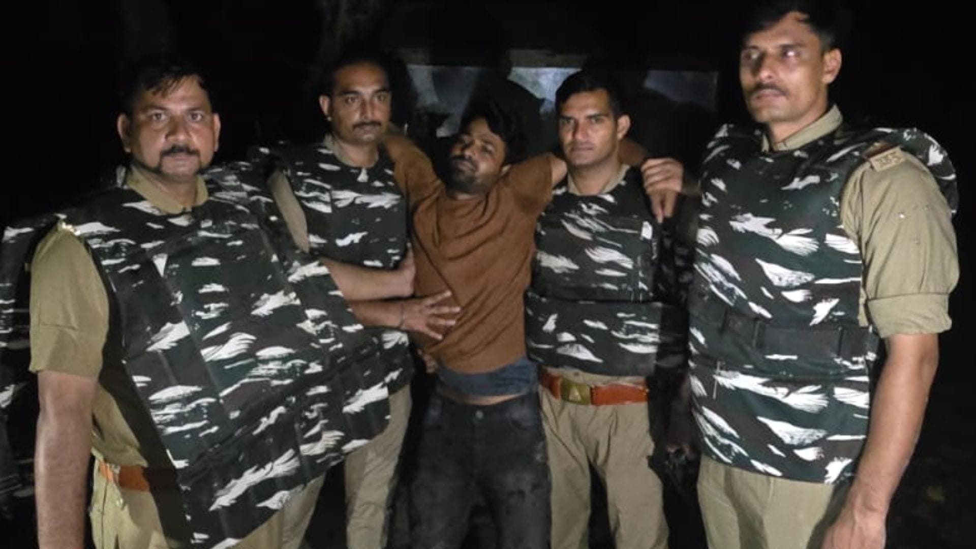 घायल बदमाश को अस्पताल लेकर जाती पुलिस।