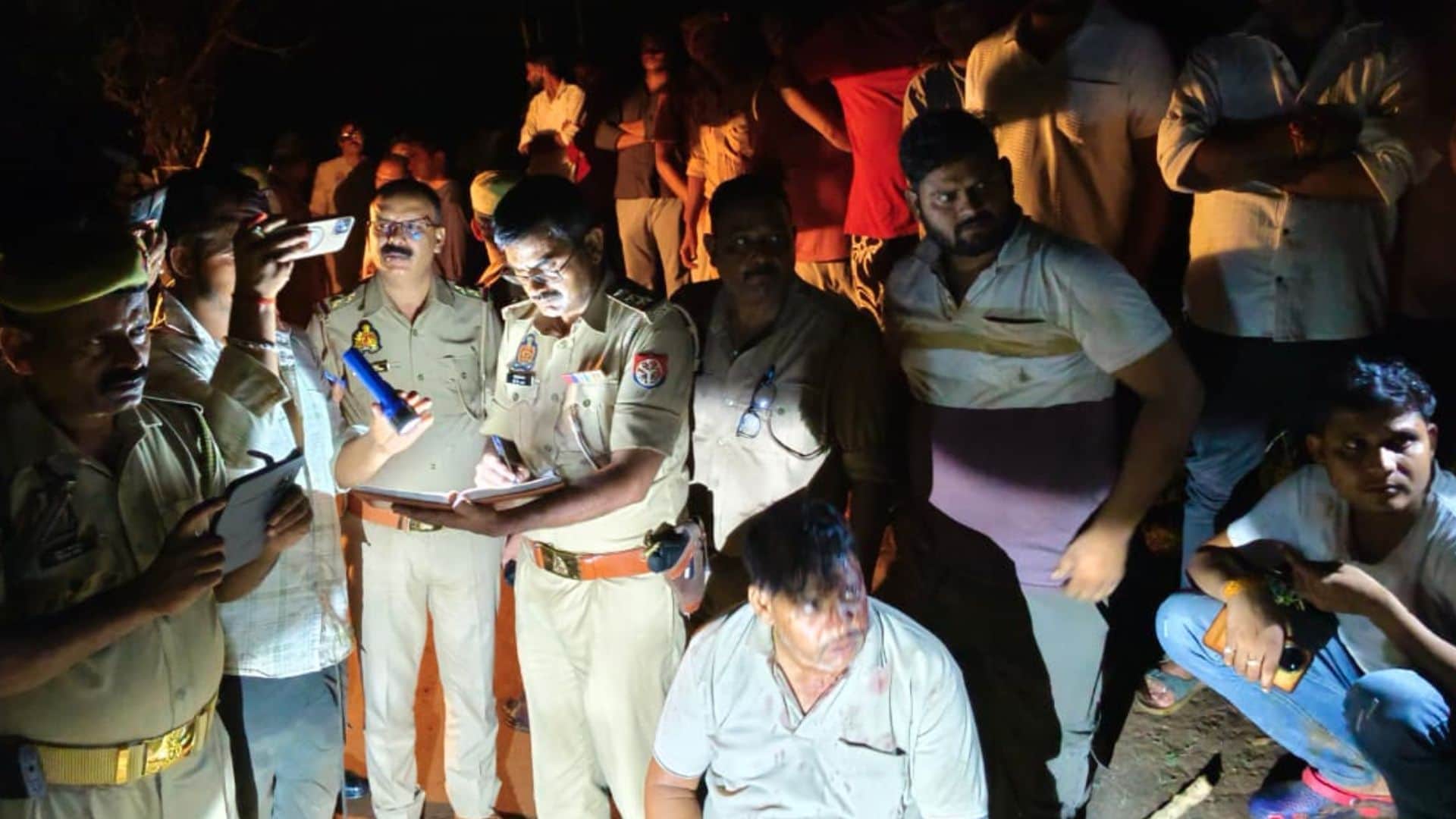 घायल व्यापारी के पास माैजूद भीड़ और पुलिस।