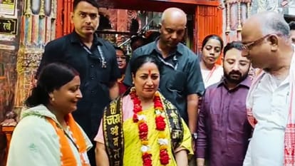 Rekha Gupta Birthday visited Vishwanath Dham prayed for prosperity of country and Delhi