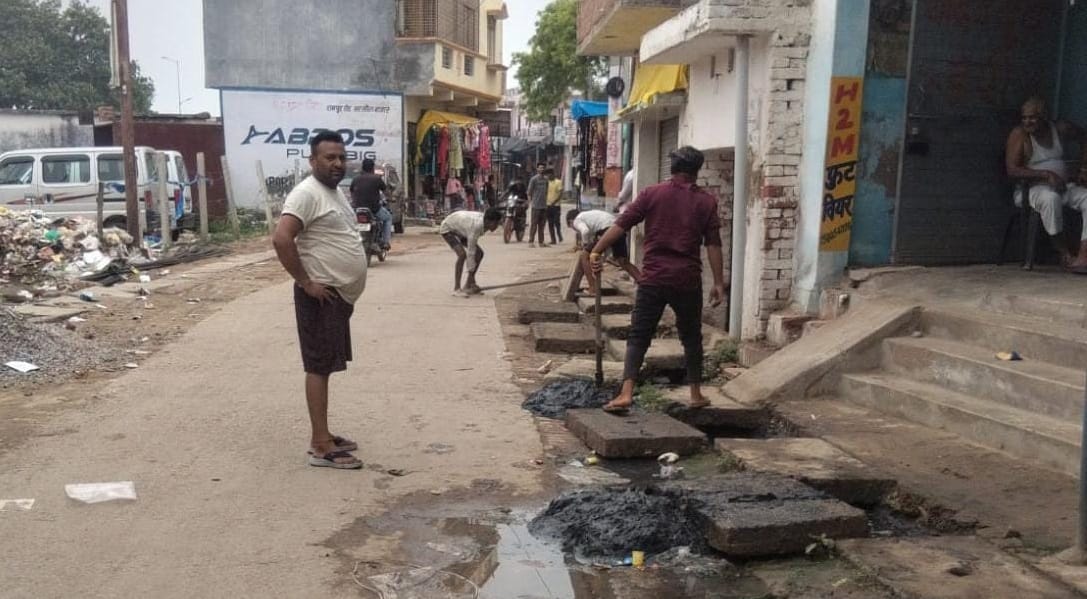 Kanpur Drain cleaning begins in Sarsaul market shopkeepers express gratitude to Amar Ujala