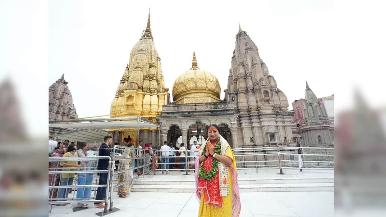 Rekha Gupta Birthday visited Vishwanath Dham prayed for prosperity of country and Delhi