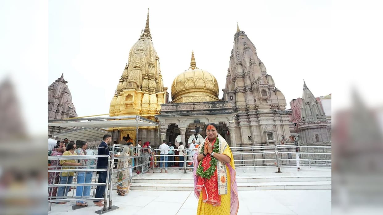 Rekha Gupta Birthday visited Vishwanath Dham prayed for prosperity of country and Delhi