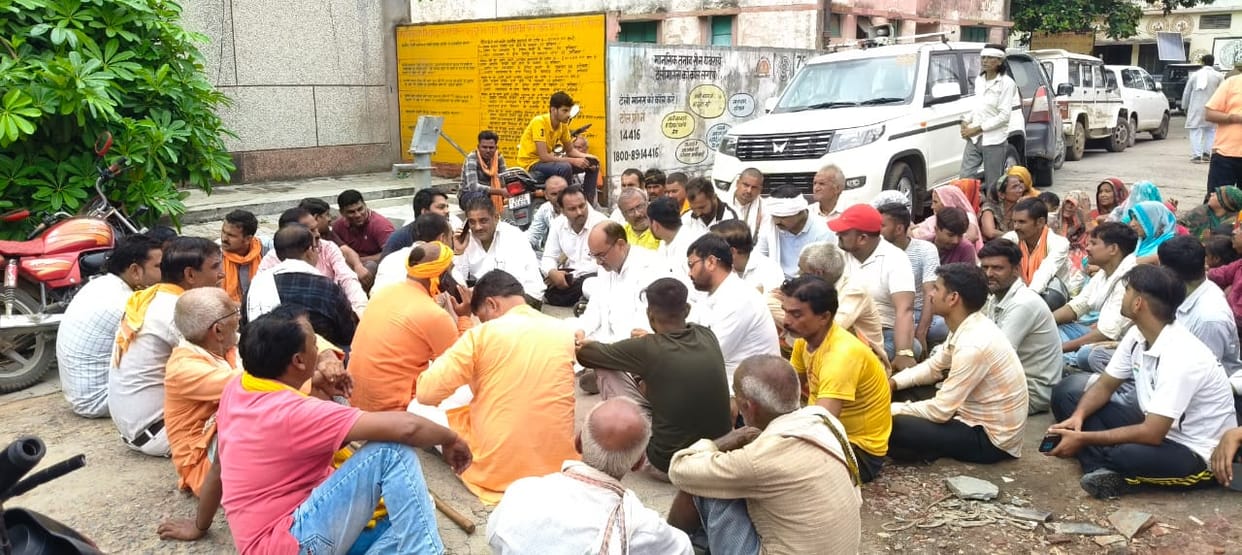 Uproar lineman's death Family members stage  post-mortem center demand FIR against Sub-Inspector