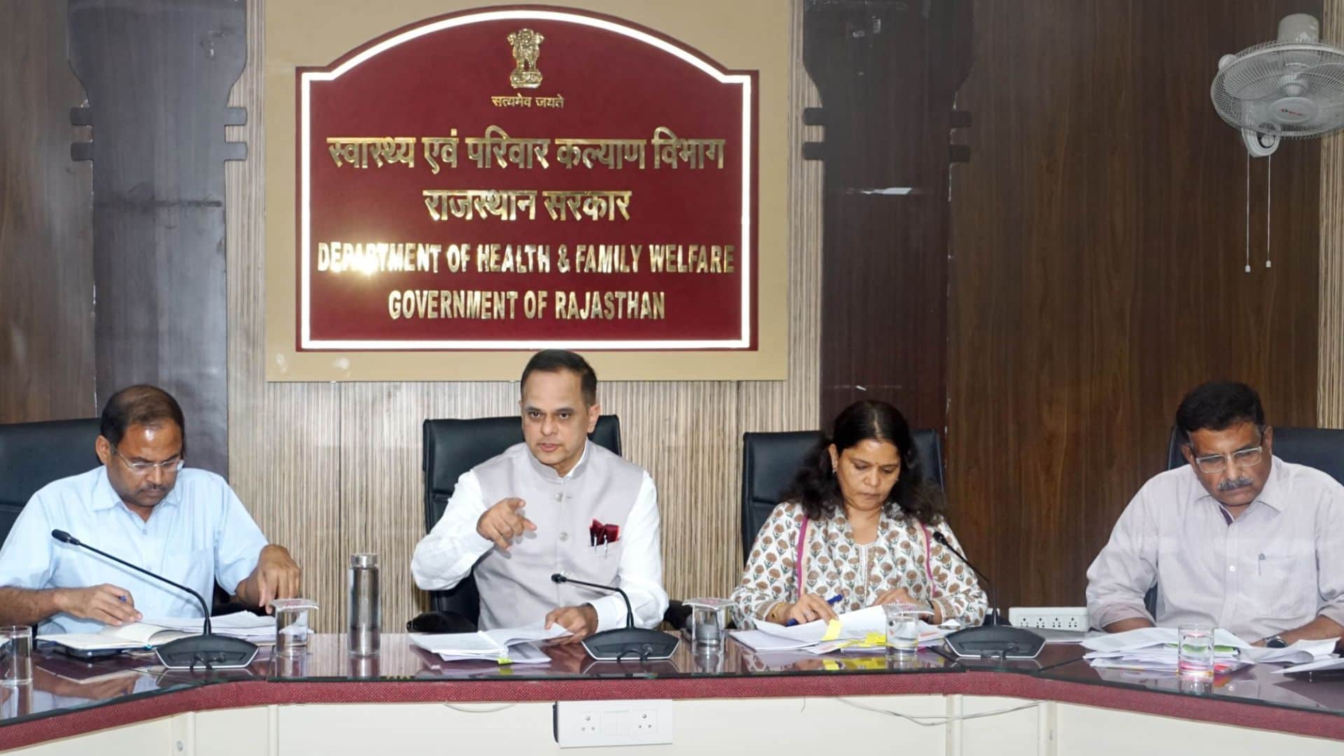 मुख्य सचिव वी. श्रीनिवास ने स्वास्थ्य भवन से वीडियो कॉन्फ्रेंसिंग के माध्यम से आयोजित समीक्षा बैठक