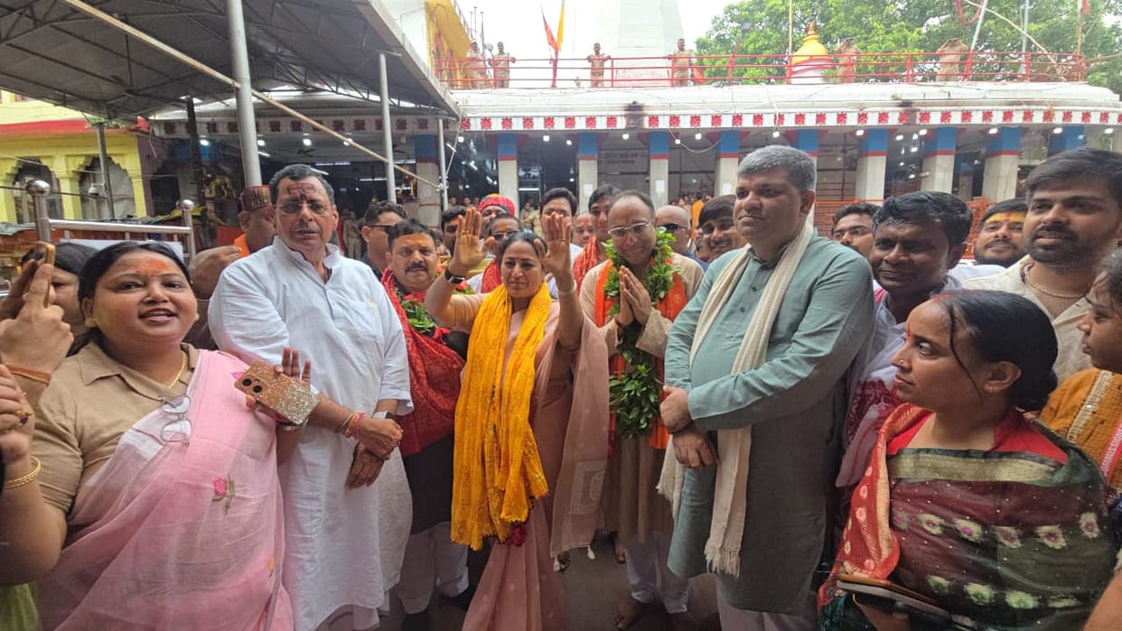 Delhi CM Rekha Gupta offered prayers at Maa Vindhyavasini Temple