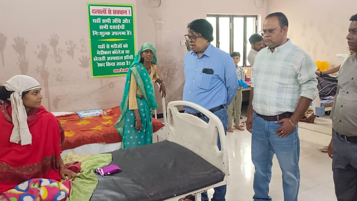 Jhansi: CMO visits Mauranipur CHC, expresses displeasure over cleanliness