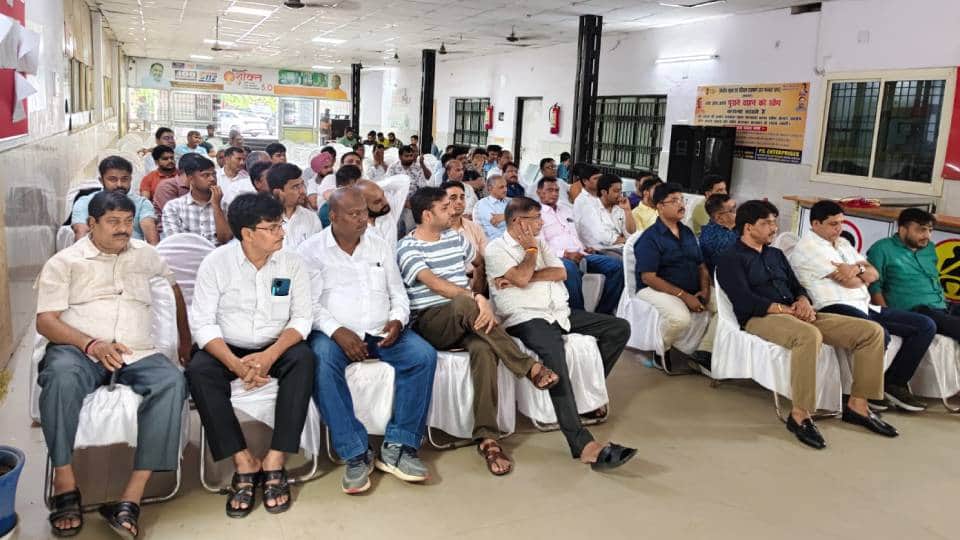 Transport workers sound bugle against auto-approval system in up will move court if grievances go unheard