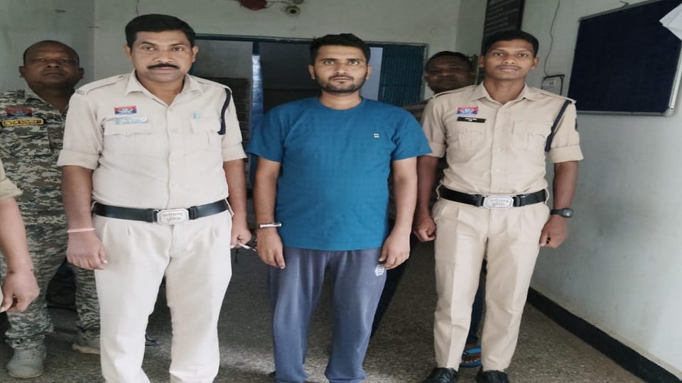 पुलिस की गिरफ्त में आरोपी
