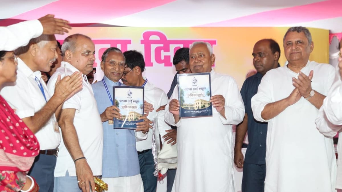 Bihar: पटना हाई स्कूल के स्थापना दिवस पर पहुंचे नीतीश, शहीद राजेन्द्र प्रसाद सिंह की प्रतिमा का किया अनावरण