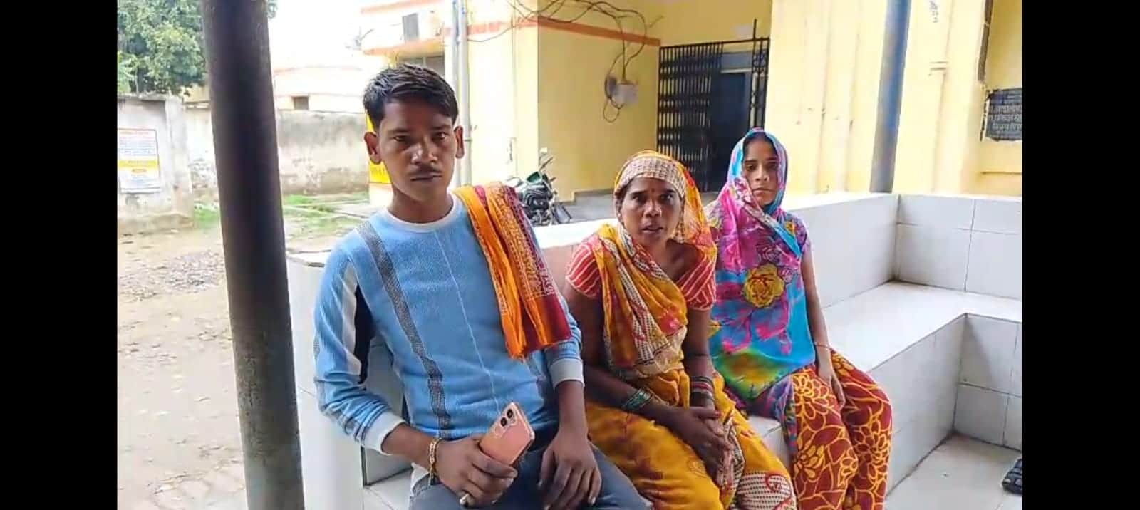 पोस्टमार्टम हाउस में मौजूद मृतक के परिजन।