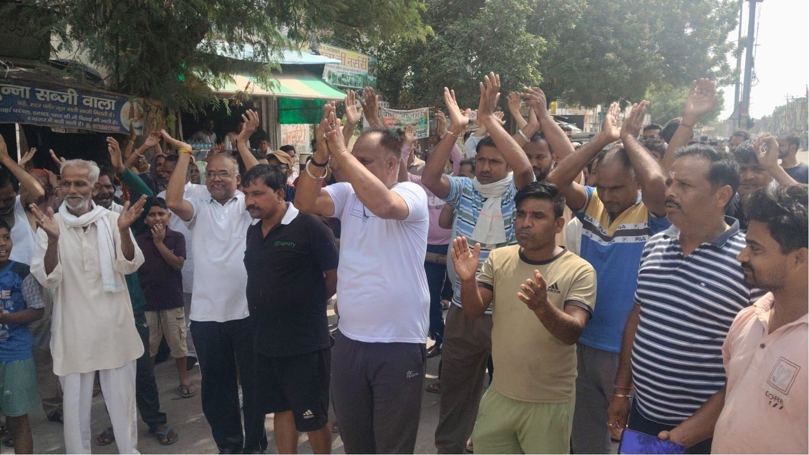 रोड जाम कर विरोध प्रदर्शन करते ग्रामीण