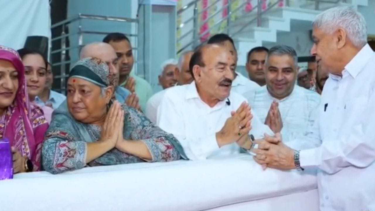 रामपाल से मुलाकात के दौरान पूर्व मंत्री कौल सिंह ठाकुर। (सौजन्य: Spiritual Leader Saint Rampal J