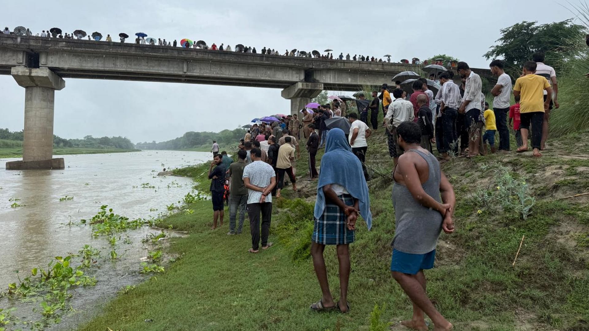 Pratapgarh News Three teenagers, including two brothers, drowned in the river while out for an outing