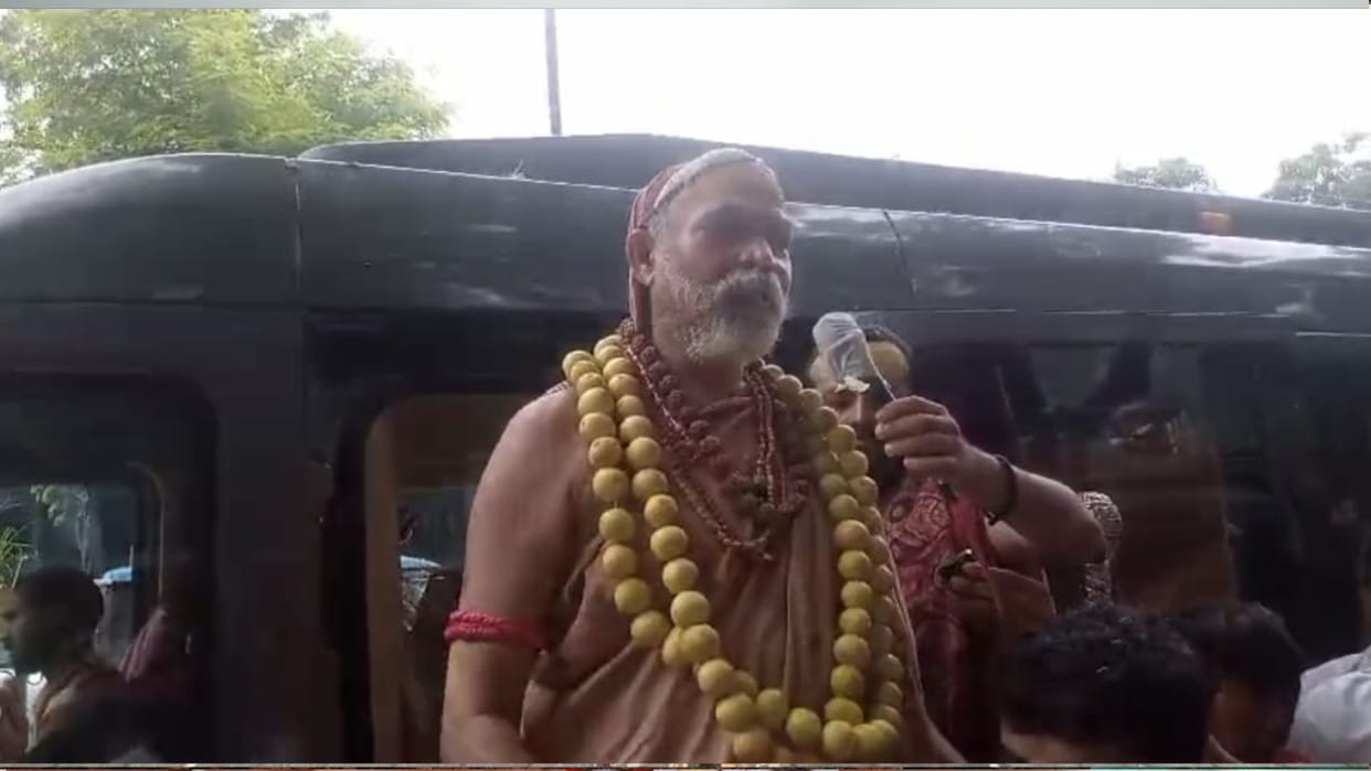 Shankaracharya Avimukteshwaranand expressed his views on several issues in Sant Kabir Nagar.
