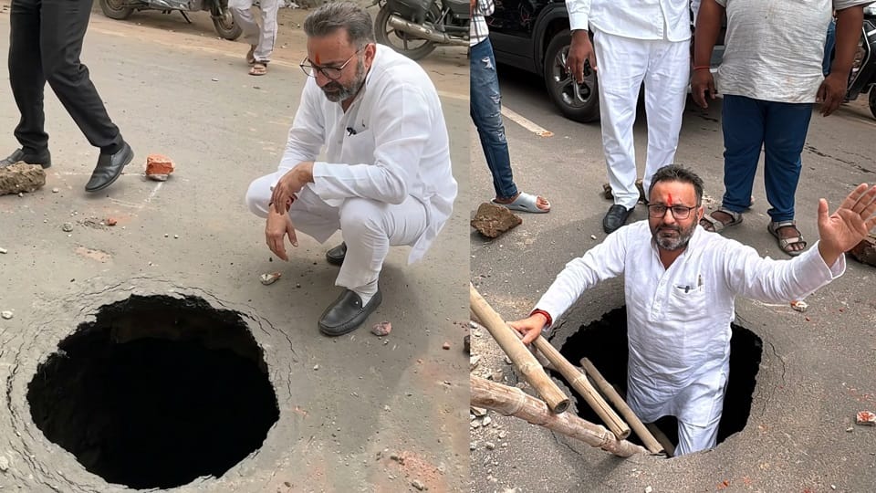 SP leader stagedprotest by stepping into pothole at Kamla Nagar in agra
