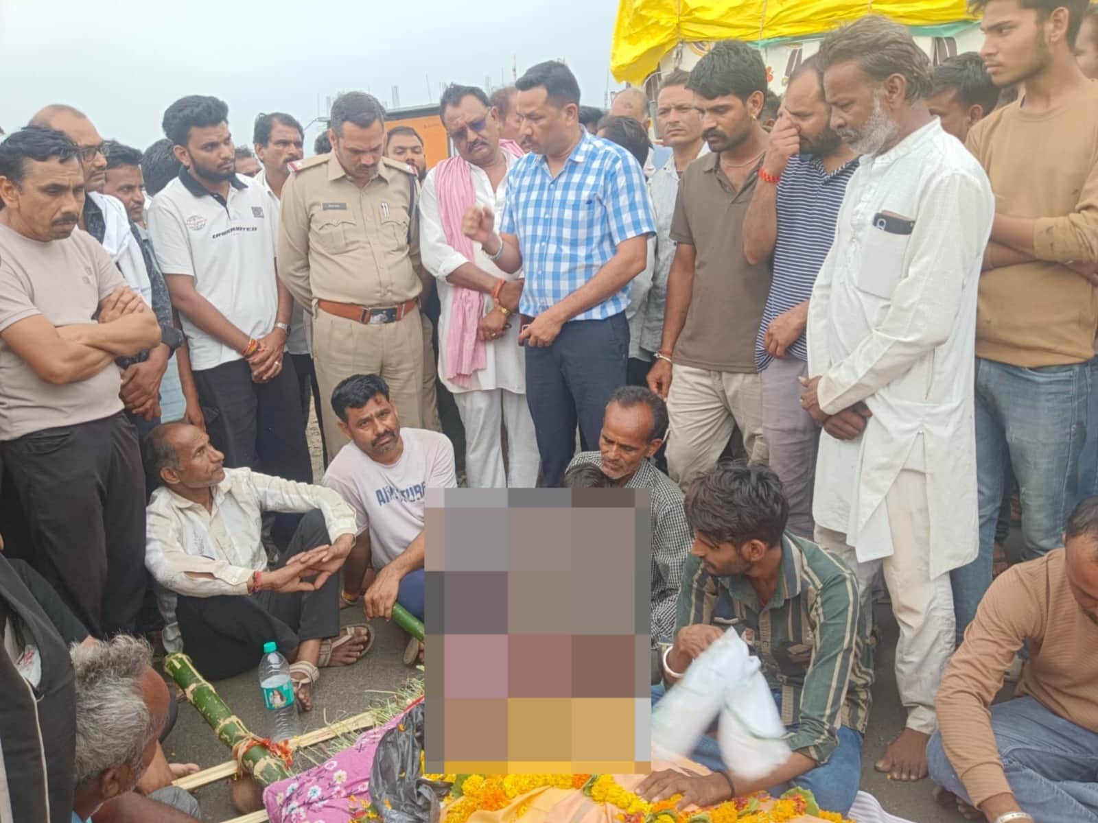 सड़क पर शव रख प्रदर्शन करते हुए परिजन व स्थानीय लोग।