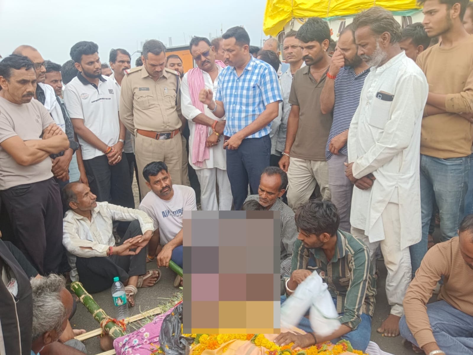 सड़क पर शव रख प्रदर्शन करते हुए परिजन व स्थानीय लोग।