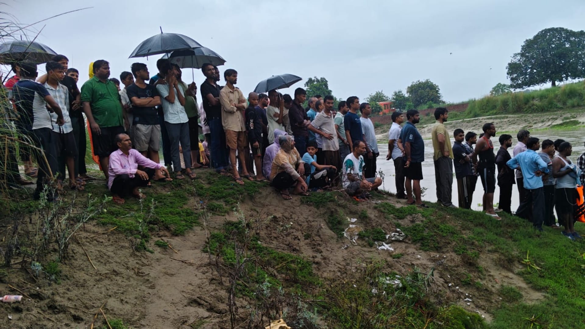 Pratapgarh News Three teenagers, including two brothers, drowned in the river while out for an outing