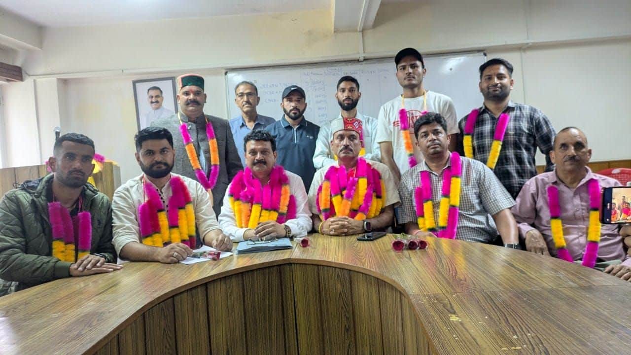 वन निगम कर्मचारी महासंघ की बैठक में नई कार्यकारिणी के पदाधिकारी।