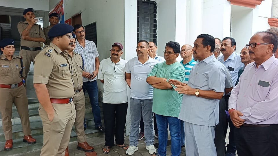 MLA Tilakraj Behad reached the police office with the victim in rudrapur