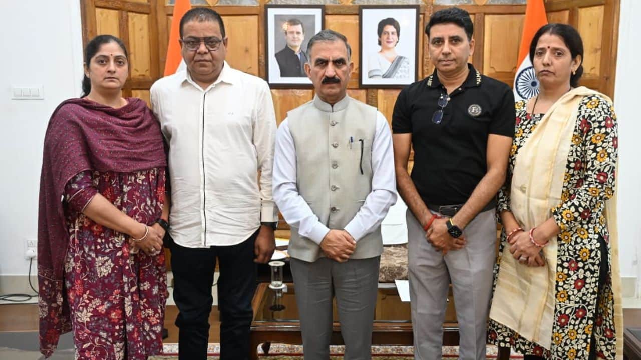 मुख्यमंत्री सुखविंद्र सिंह सुक्खू से मुलाकात करते आदित्य शर्मा के परिजन।
