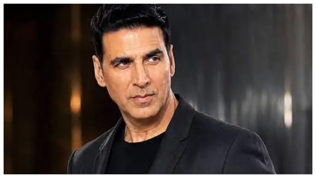 Akshay Kumar almost falls down during walk with Saif Ali Khan Taimur in London