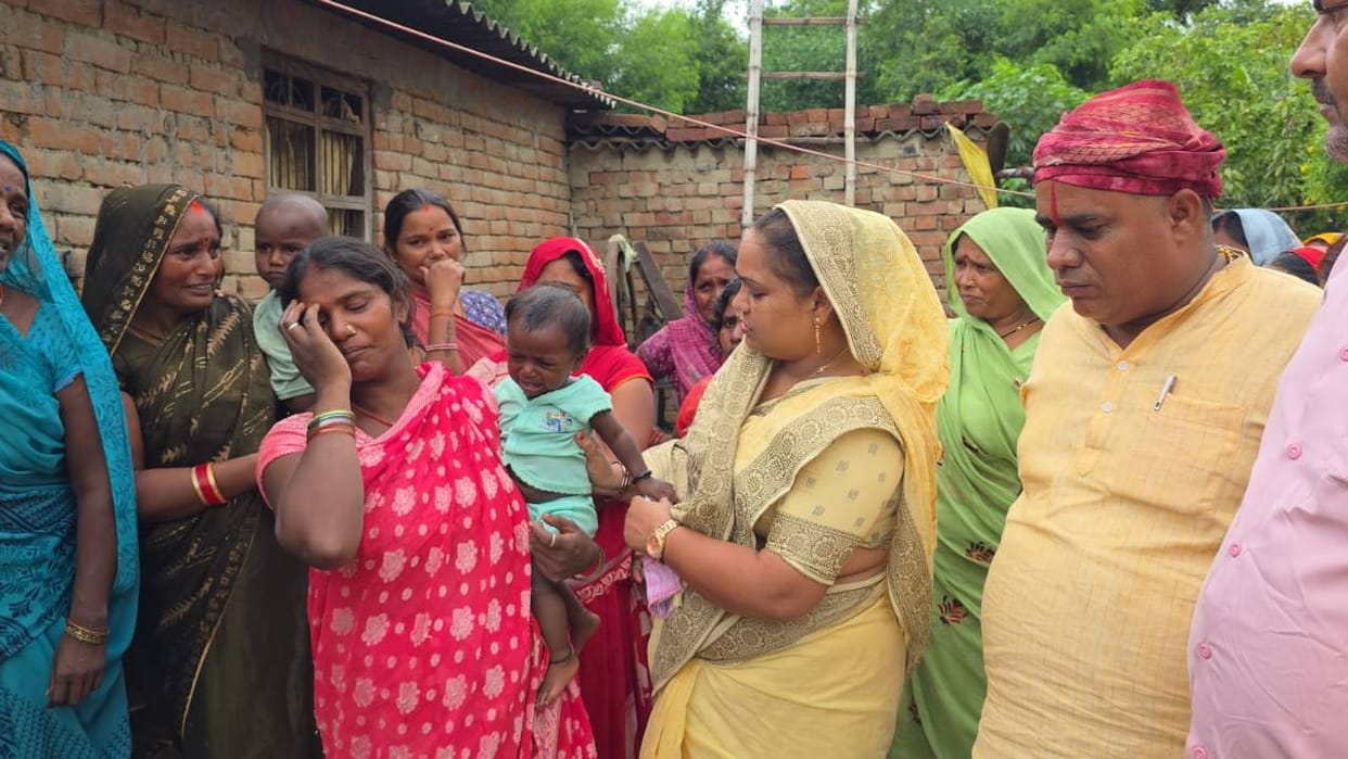 UP: Electric current suddenly surged through the metal channel of a house; a married woman suffered a fatal sh