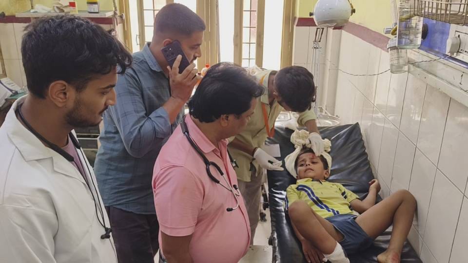 Collision between school bus and Magic van in Raebareli several children injured and admitted to hospital