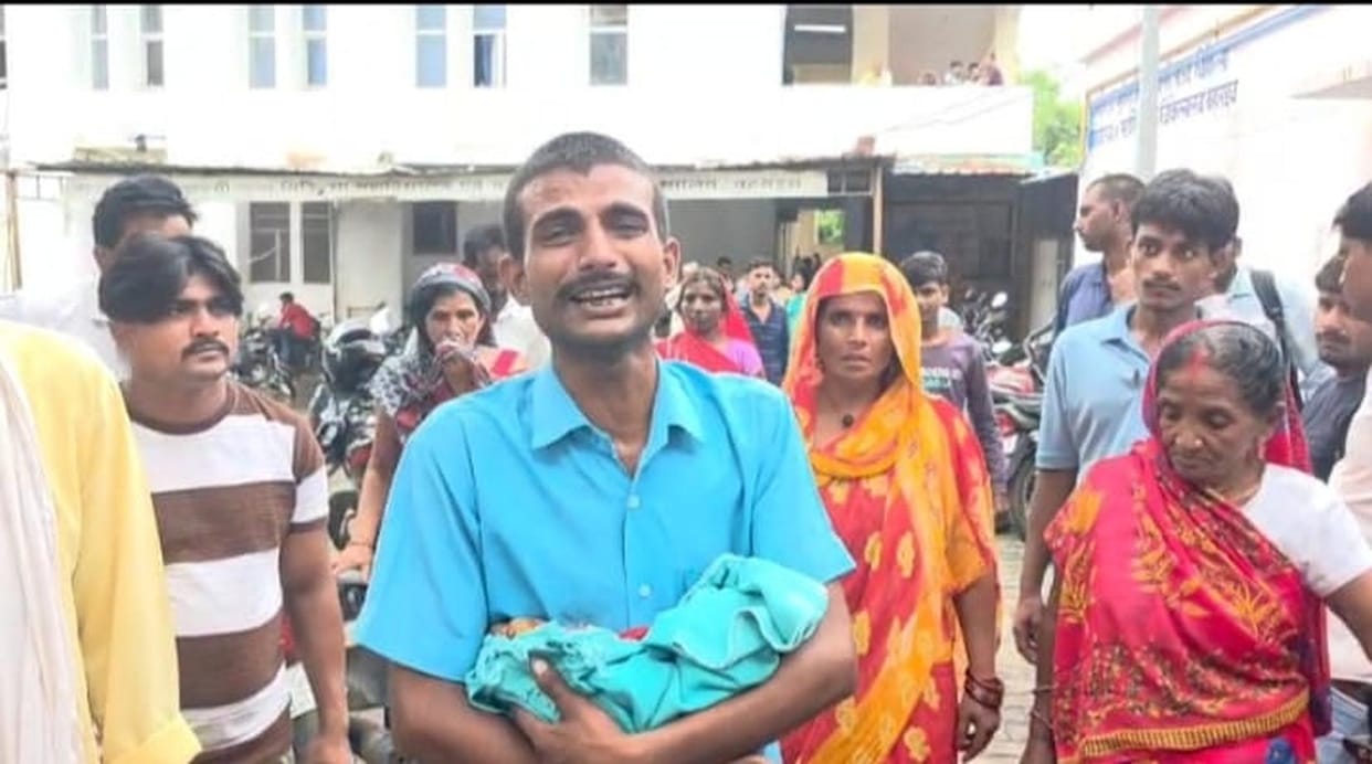 Bahraich: Stretcher not available, delivery while being taken to labour room on foot, newborn falls on floor,