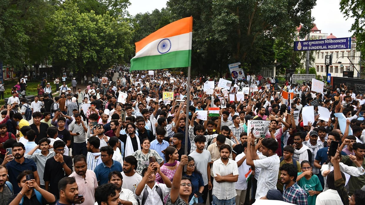 BHU campus Over 3,000 students protest clash with police in Varanasi
