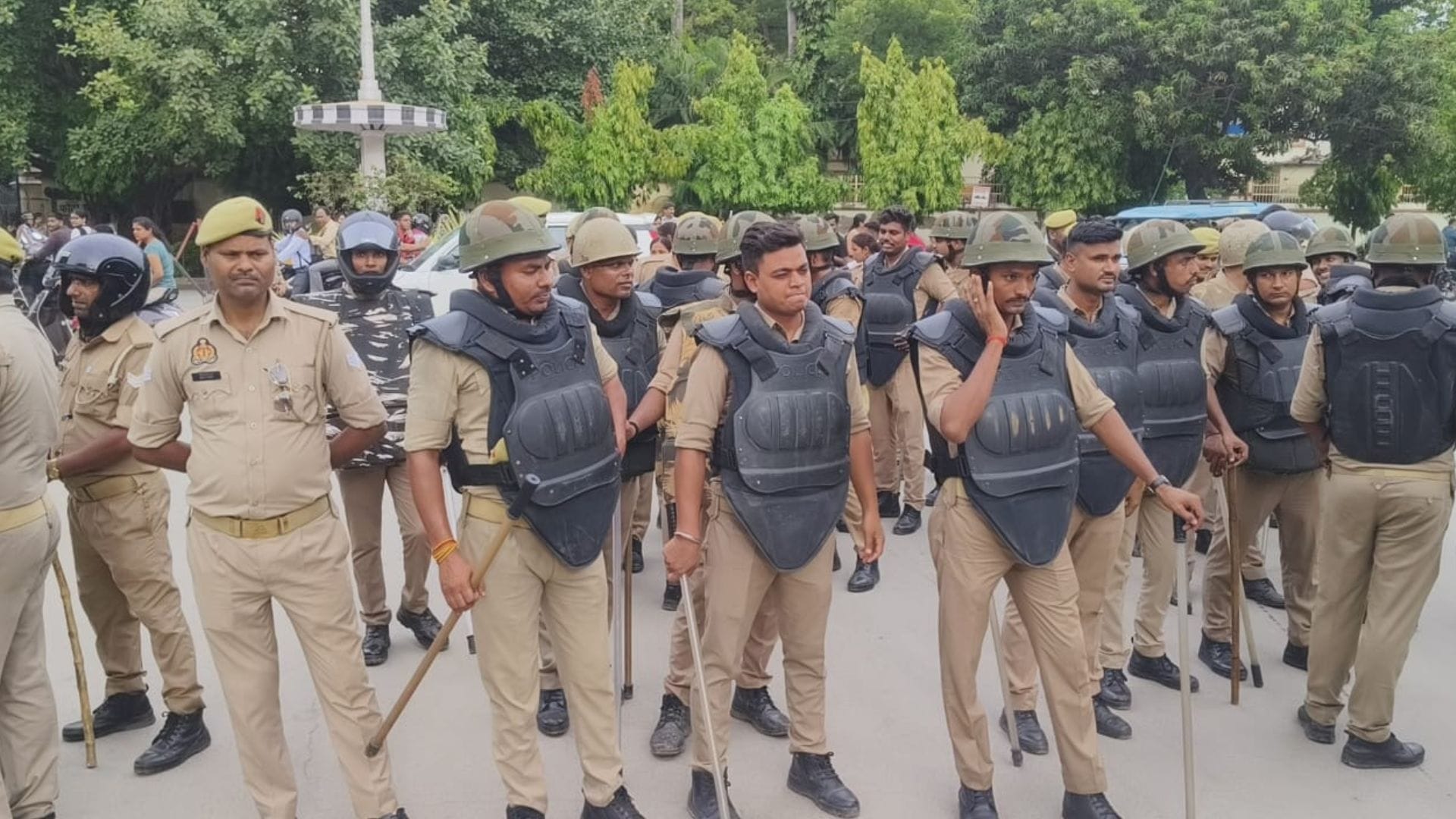 BHU campus Over 3,000 students protest clash with police in Varanasi