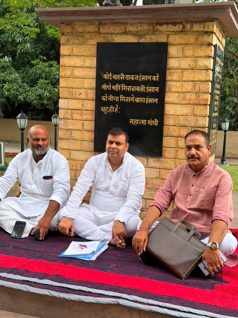 धरने पर बैठे कांग्रेस विधायक