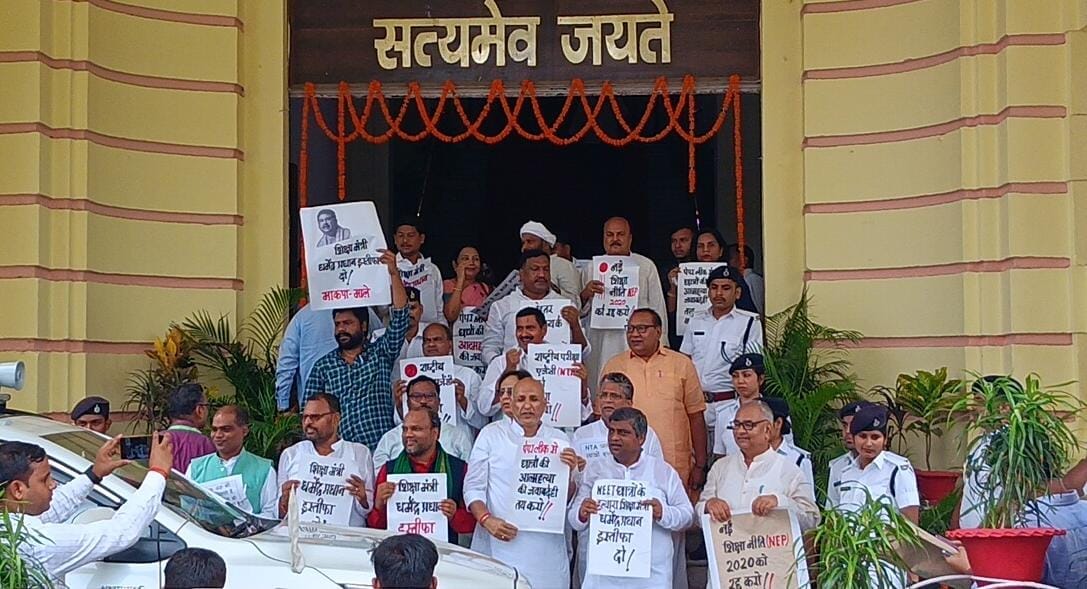 मानसून सत्र के पहले दिन विपक्ष की ओर से विभिन्न मुद्दों पर विरोध।
